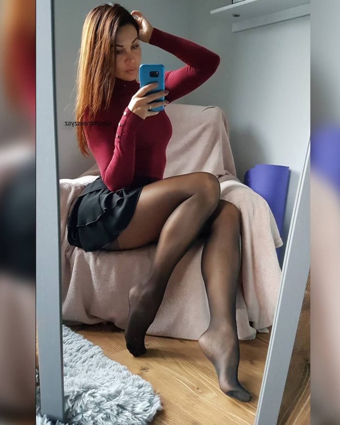 Demet Özdemir in pantyhose