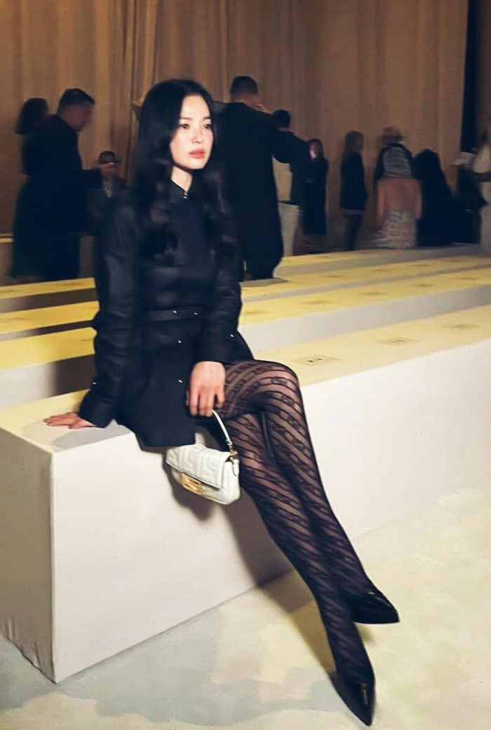 Song Hye-kyo in pantyhose