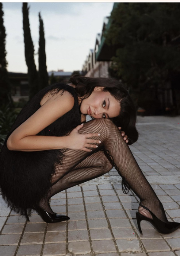 Pelin Akil in pantyhose