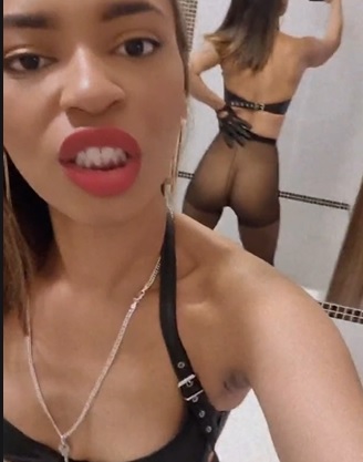Ebony shows nylon ass in the mirror