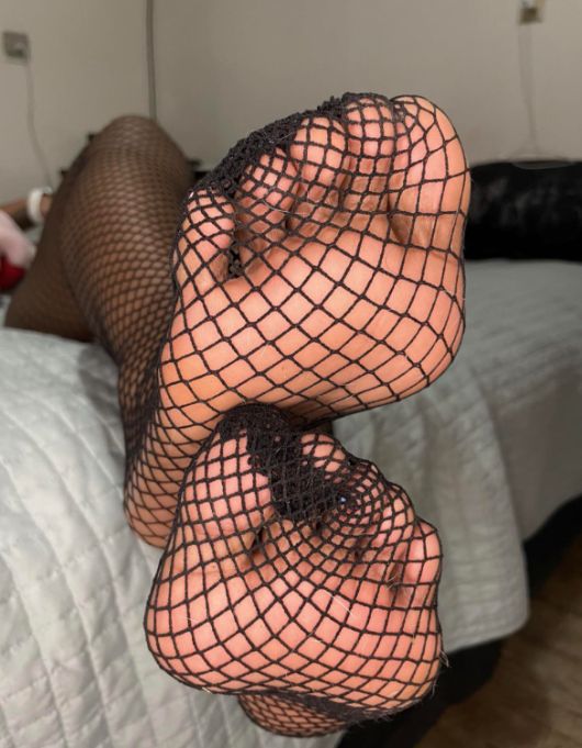 do my feet look good in fishnets