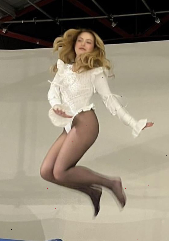 Amelia Dimoldenberg in pantyhose