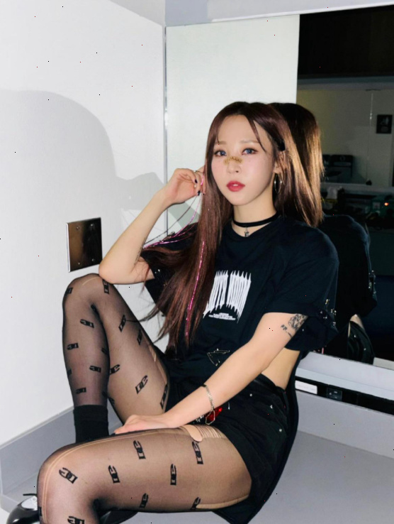 Moonbyul Mamamoo in pantyhose