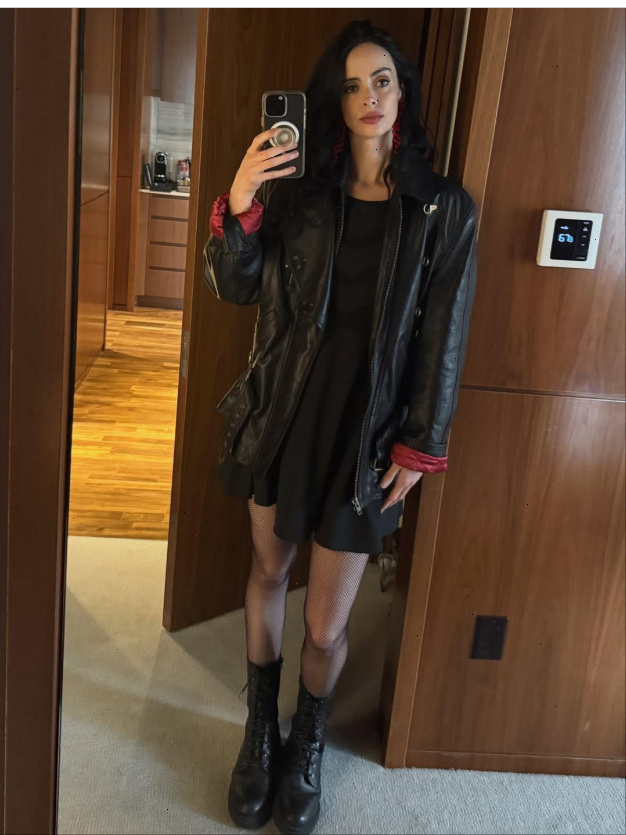 Krysten Ritter in pantyhose